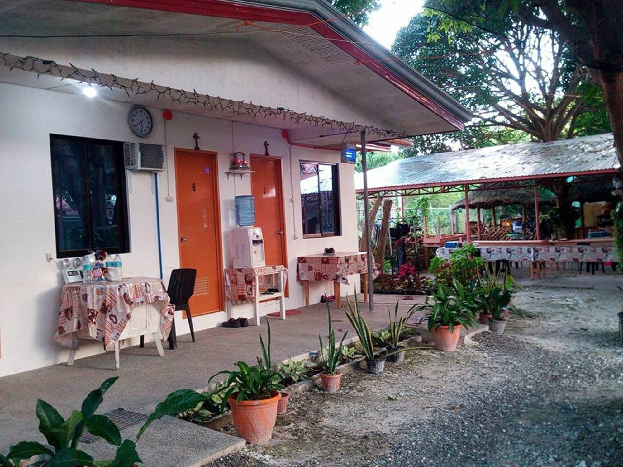 Emoks Guest House Moalboal Exterior photo